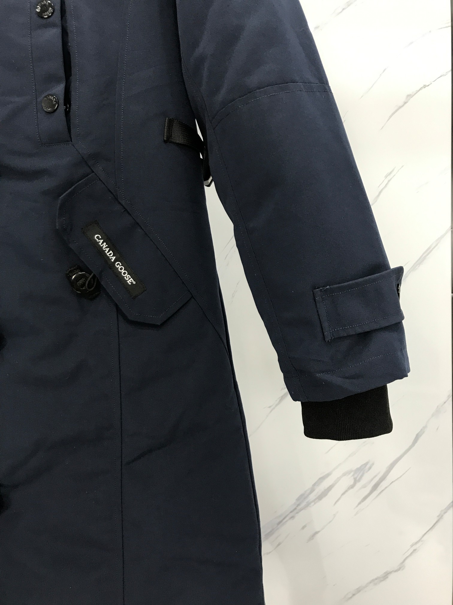 顶级过验版本🔥🔥全网最强🔥🔥先到先得 出厂价💰400
款式:🇨🇦🇨🇦CANADA GOOSE/12款/女款
颜色:深蓝
工厂直供:供应全球代购.微商.实体.天猫.高端档口以及工作室合作,可免费代发!
加拿大鹅Trillium Parka Women派克大衣“万人迷”12款女款,南北极科考队等都选择加拿大鹅作为御寒装,羽绒服界的劳斯莱斯。
➖ 行业领先防伪芯片感应。
➖ 进口百灵达绣花机定制绣花标,最高级别超行业领先。
➖ 进口韩国21支涤棉混纺原厂面料,TC85防水涂层面料,放水防风且耐磨。
➖ 新国标80白鸭绒平均充绒520克.充绒量行业级领先。
➖ 100%尼龙nylon里布双重双层封禁设计,防止跑绒,袖口无缝螺纹设计!
➖ 加拿大西部青狼毛领。
➖ 吉田YKK客供原厂定制电镀拉头,YKK双向可锁定拉链,紧实顺滑不掉漆。
➖ 3M复合魔术贴经久耐用,辅料五金全部拆版定做。
注:我们文案只有简单明了,与其想看吹嘘文案不如拿样对比了解。
只为最纯粹的大鹅,最专注·最专业·最高品质·最高性价比!
SIZE:S-XXL【附尺码表】