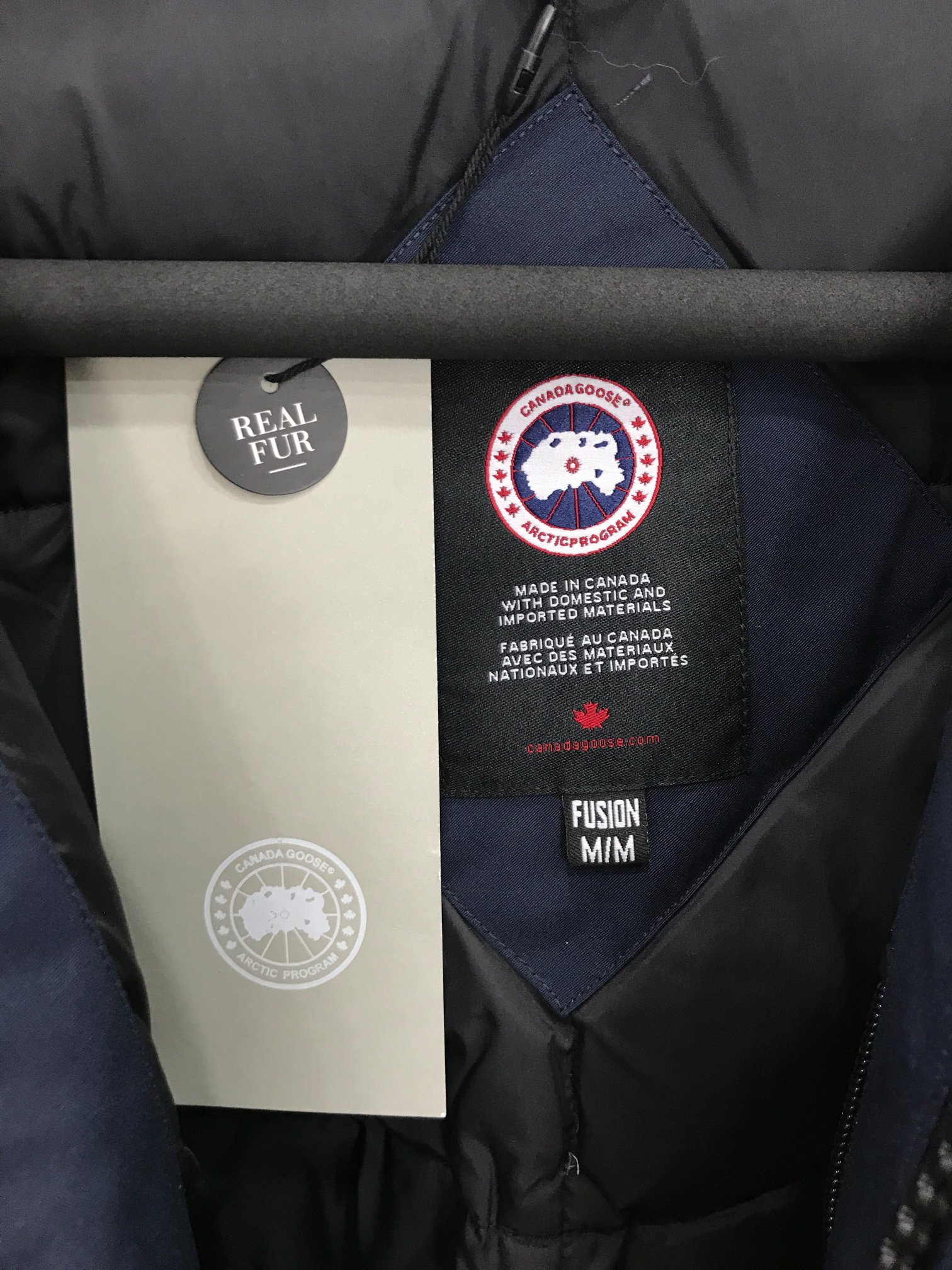 顶级过验版本🔥🔥全网最强🔥🔥先到先得 出厂价💰400
款式:🇨🇦🇨🇦CANADA GOOSE/12款/女款
颜色:深蓝
工厂直供:供应全球代购.微商.实体.天猫.高端档口以及工作室合作,可免费代发!
加拿大鹅Trillium Parka Women派克大衣“万人迷”12款女款,南北极科考队等都选择加拿大鹅作为御寒装,羽绒服界的劳斯莱斯。
➖ 行业领先防伪芯片感应。
➖ 进口百灵达绣花机定制绣花标,最高级别超行业领先。
➖ 进口韩国21支涤棉混纺原厂面料,TC85防水涂层面料,放水防风且耐磨。
➖ 新国标80白鸭绒平均充绒520克.充绒量行业级领先。
➖ 100%尼龙nylon里布双重双层封禁设计,防止跑绒,袖口无缝螺纹设计!
➖ 加拿大西部青狼毛领。
➖ 吉田YKK客供原厂定制电镀拉头,YKK双向可锁定拉链,紧实顺滑不掉漆。
➖ 3M复合魔术贴经久耐用,辅料五金全部拆版定做。
注:我们文案只有简单明了,与其想看吹嘘文案不如拿样对比了解。
只为最纯粹的大鹅,最专注·最专业·最高品质·最高性价比!
SIZE:S-XXL【附尺码表】