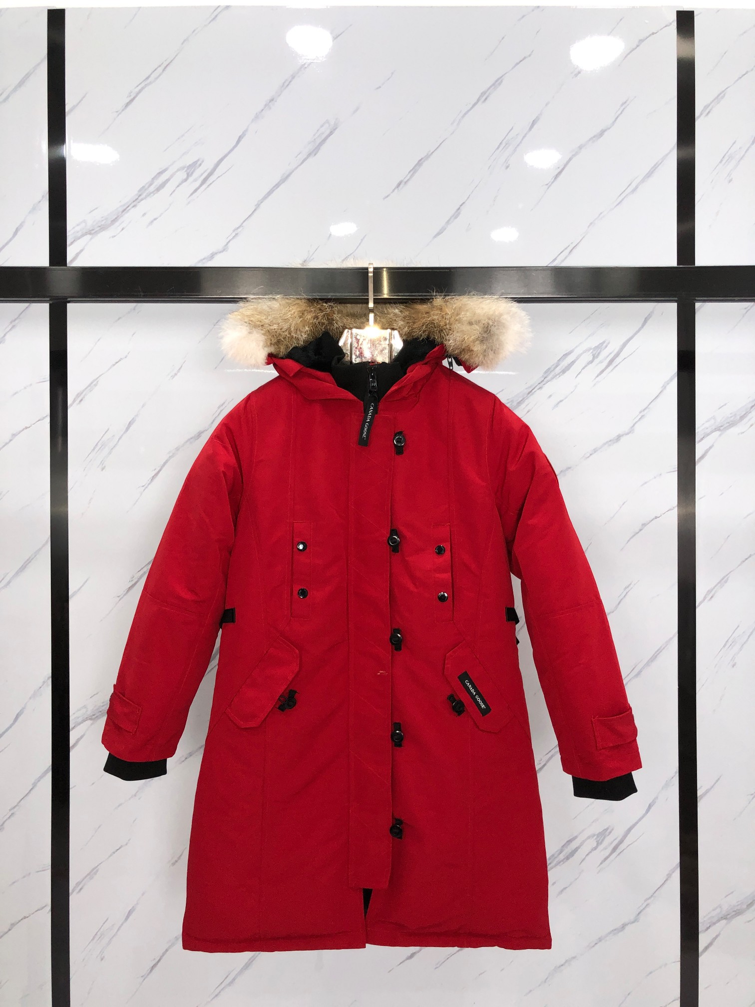顶级过验版本🔥🔥全网最强🔥🔥先到先得 出厂价💰400
款式：🇨🇦🇨🇦CANADA GOOSE/12款/女款
颜色：红色
工厂直供:供应全球代购.微商.实体.天猫.高端档口以及工作室合作，可免费代发！
加拿大鹅Trillium Parka Women派克大衣“万人迷”12款女款，南北极科考队等都选择加拿大鹅作为御寒装，羽绒服界的劳斯莱斯。
➖ 行业领先防伪芯片感应。
➖ 进口百灵达绣花机定制绣花标，最高级别超行业领先。
➖ 进口韩国21支涤棉混纺原厂面料，TC85防水涂层面料，放水防风且耐磨。
➖ 新国标80白鸭绒平均充绒520克.充绒量行业级领先。
➖ 100%尼龙nylon里布双重双层封禁设计，防止跑绒，袖口无缝螺纹设计！
➖ 加拿大西部青狼毛领。
➖ 吉田YKK客供原厂定制电镀拉头，YKK双向可锁定拉链，紧实顺滑不掉漆。
➖ 3M复合魔术贴经久耐用，辅料五金全部拆版定做。
注:我们文案只有简单明了，与其想看吹嘘文案不如拿样对比了解。
只为最纯粹的大鹅，最专注·最专业·最高品质·最高性价比！
SIZE:S-XXL【附尺码表】