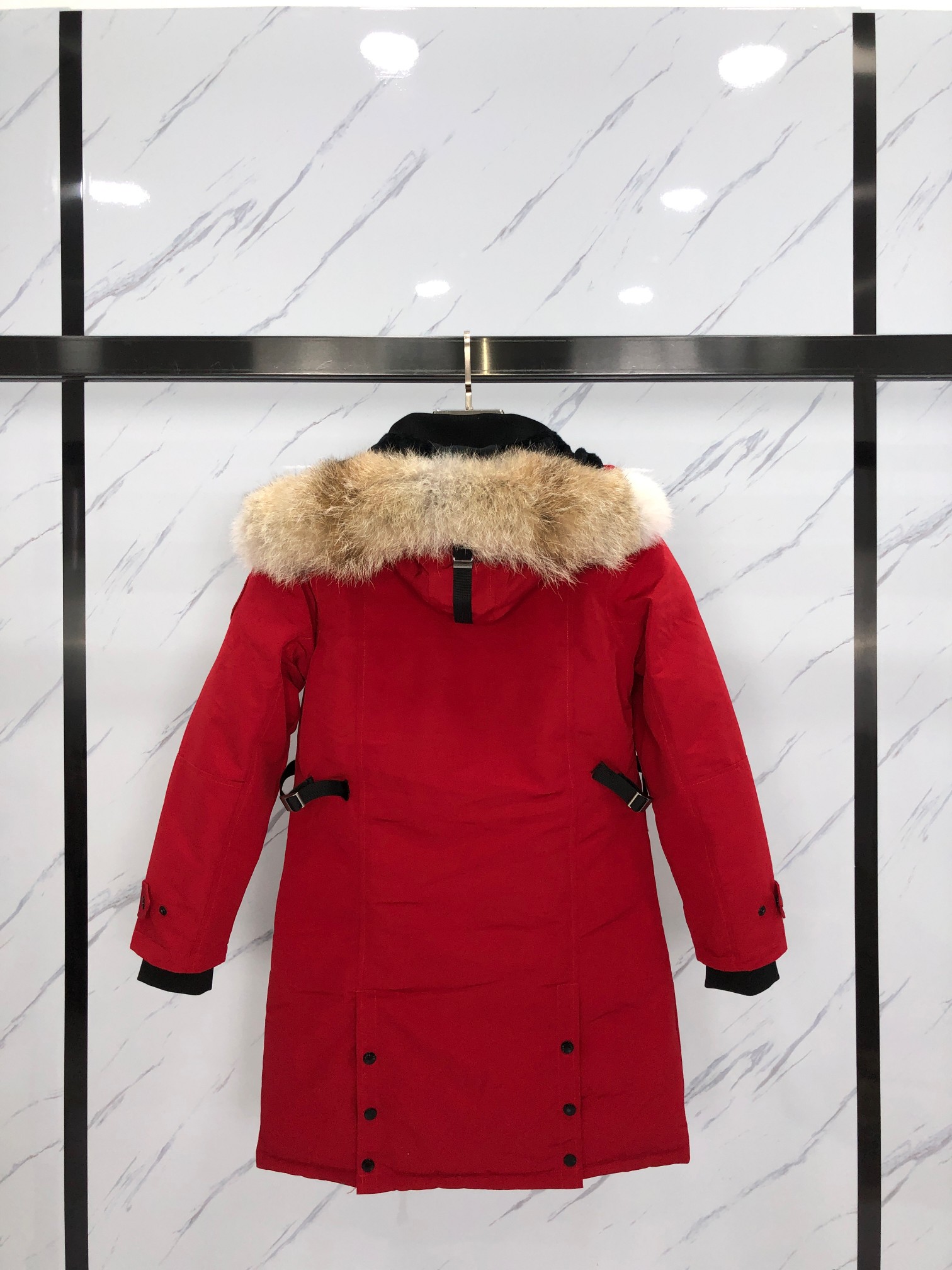 顶级过验版本🔥🔥全网最强🔥🔥先到先得 出厂价💰400
款式：🇨🇦🇨🇦CANADA GOOSE/12款/女款
颜色：红色
工厂直供:供应全球代购.微商.实体.天猫.高端档口以及工作室合作，可免费代发！
加拿大鹅Trillium Parka Women派克大衣“万人迷”12款女款，南北极科考队等都选择加拿大鹅作为御寒装，羽绒服界的劳斯莱斯。
➖ 行业领先防伪芯片感应。
➖ 进口百灵达绣花机定制绣花标，最高级别超行业领先。
➖ 进口韩国21支涤棉混纺原厂面料，TC85防水涂层面料，放水防风且耐磨。
➖ 新国标80白鸭绒平均充绒520克.充绒量行业级领先。
➖ 100%尼龙nylon里布双重双层封禁设计，防止跑绒，袖口无缝螺纹设计！
➖ 加拿大西部青狼毛领。
➖ 吉田YKK客供原厂定制电镀拉头，YKK双向可锁定拉链，紧实顺滑不掉漆。
➖ 3M复合魔术贴经久耐用，辅料五金全部拆版定做。
注:我们文案只有简单明了，与其想看吹嘘文案不如拿样对比了解。
只为最纯粹的大鹅，最专注·最专业·最高品质·最高性价比！
SIZE:S-XXL【附尺码表】