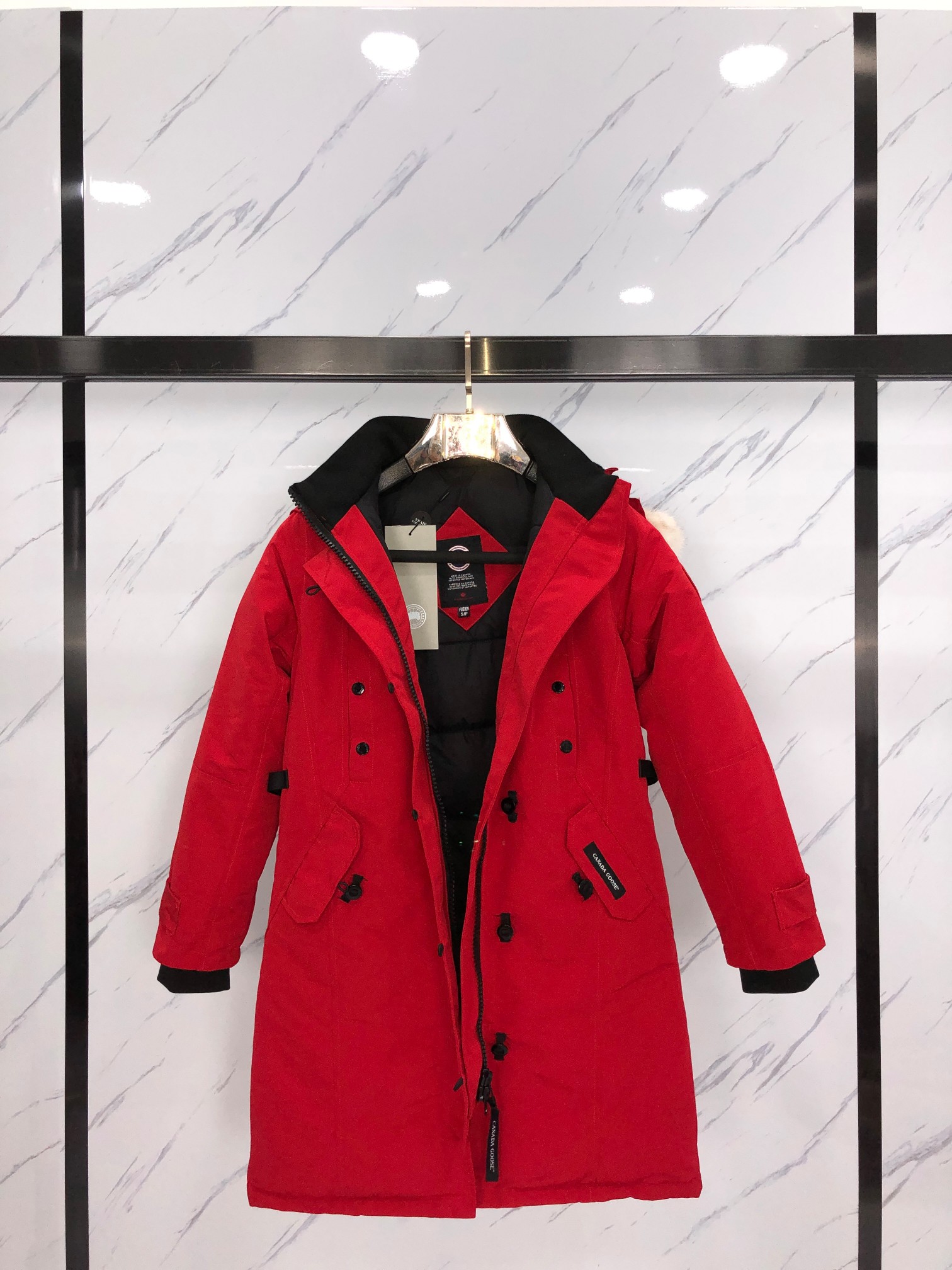 顶级过验版本🔥🔥全网最强🔥🔥先到先得 出厂价💰400
款式：🇨🇦🇨🇦CANADA GOOSE/12款/女款
颜色：红色
工厂直供:供应全球代购.微商.实体.天猫.高端档口以及工作室合作，可免费代发！
加拿大鹅Trillium Parka Women派克大衣“万人迷”12款女款，南北极科考队等都选择加拿大鹅作为御寒装，羽绒服界的劳斯莱斯。
➖ 行业领先防伪芯片感应。
➖ 进口百灵达绣花机定制绣花标，最高级别超行业领先。
➖ 进口韩国21支涤棉混纺原厂面料，TC85防水涂层面料，放水防风且耐磨。
➖ 新国标80白鸭绒平均充绒520克.充绒量行业级领先。
➖ 100%尼龙nylon里布双重双层封禁设计，防止跑绒，袖口无缝螺纹设计！
➖ 加拿大西部青狼毛领。
➖ 吉田YKK客供原厂定制电镀拉头，YKK双向可锁定拉链，紧实顺滑不掉漆。
➖ 3M复合魔术贴经久耐用，辅料五金全部拆版定做。
注:我们文案只有简单明了，与其想看吹嘘文案不如拿样对比了解。
只为最纯粹的大鹅，最专注·最专业·最高品质·最高性价比！
SIZE:S-XXL【附尺码表】