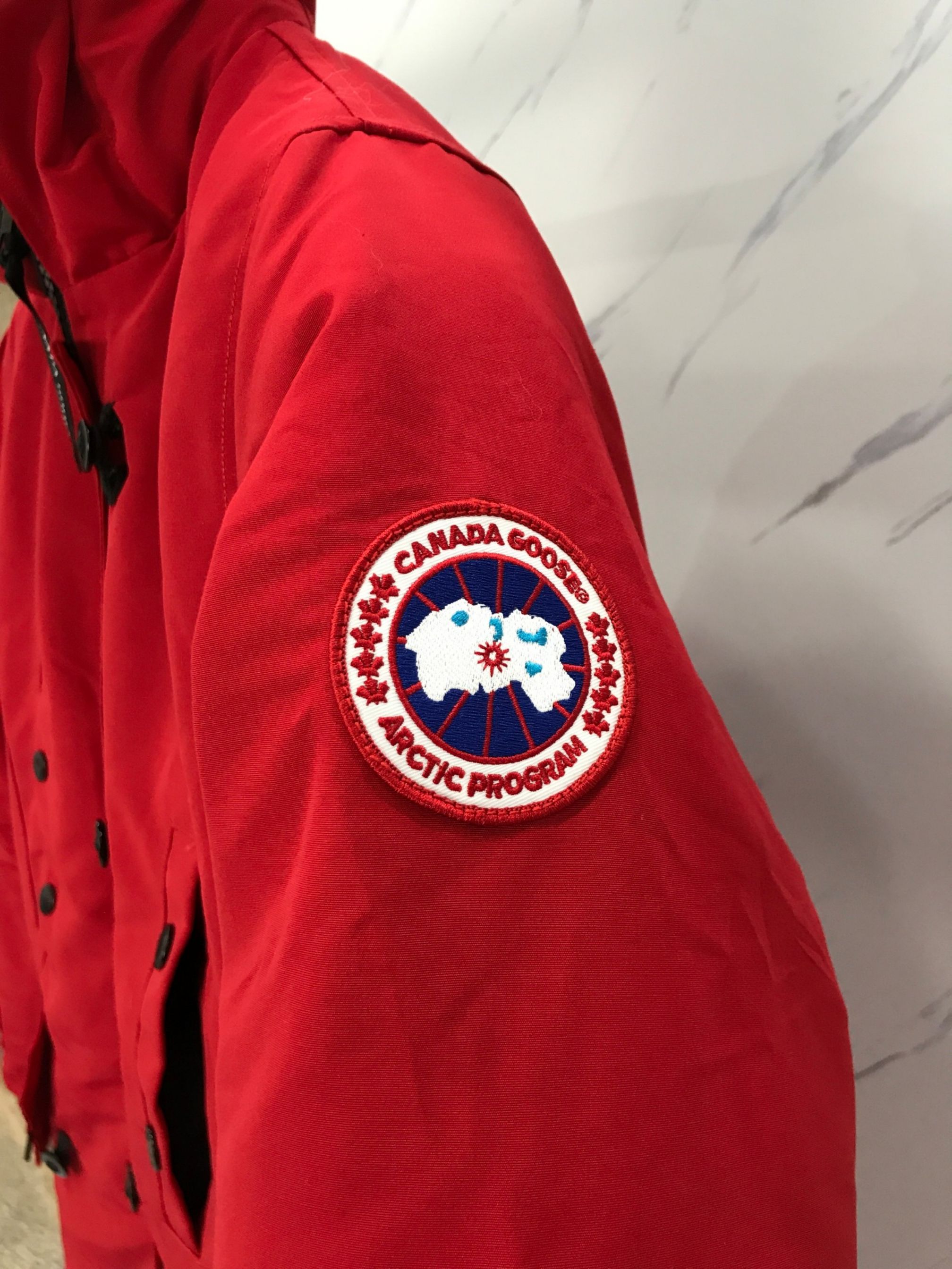 顶级过验版本🔥🔥全网最强🔥🔥先到先得 出厂价💰400
款式：🇨🇦🇨🇦CANADA GOOSE/12款/女款
颜色：红色
工厂直供:供应全球代购.微商.实体.天猫.高端档口以及工作室合作，可免费代发！
加拿大鹅Trillium Parka Women派克大衣“万人迷”12款女款，南北极科考队等都选择加拿大鹅作为御寒装，羽绒服界的劳斯莱斯。
➖ 行业领先防伪芯片感应。
➖ 进口百灵达绣花机定制绣花标，最高级别超行业领先。
➖ 进口韩国21支涤棉混纺原厂面料，TC85防水涂层面料，放水防风且耐磨。
➖ 新国标80白鸭绒平均充绒520克.充绒量行业级领先。
➖ 100%尼龙nylon里布双重双层封禁设计，防止跑绒，袖口无缝螺纹设计！
➖ 加拿大西部青狼毛领。
➖ 吉田YKK客供原厂定制电镀拉头，YKK双向可锁定拉链，紧实顺滑不掉漆。
➖ 3M复合魔术贴经久耐用，辅料五金全部拆版定做。
注:我们文案只有简单明了，与其想看吹嘘文案不如拿样对比了解。
只为最纯粹的大鹅，最专注·最专业·最高品质·最高性价比！
SIZE:S-XXL【附尺码表】