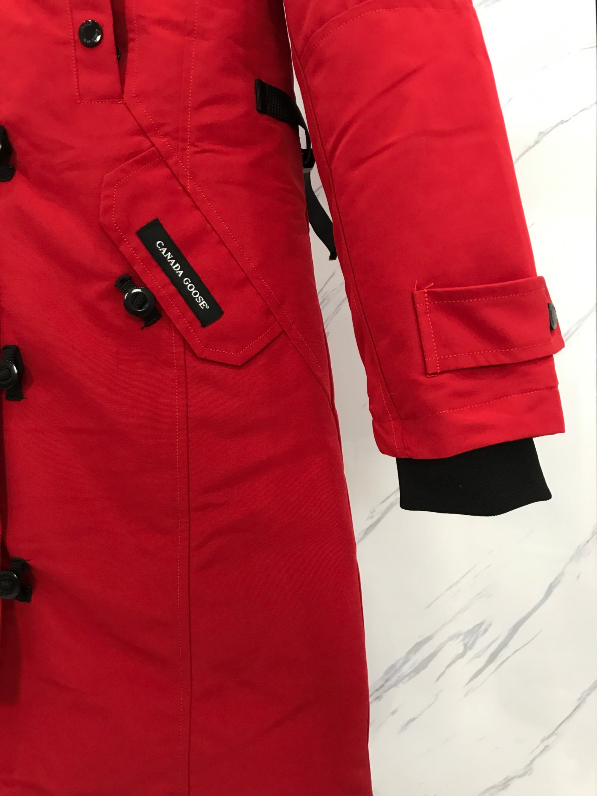 顶级过验版本🔥🔥全网最强🔥🔥先到先得 出厂价💰400
款式：🇨🇦🇨🇦CANADA GOOSE/12款/女款
颜色：红色
工厂直供:供应全球代购.微商.实体.天猫.高端档口以及工作室合作，可免费代发！
加拿大鹅Trillium Parka Women派克大衣“万人迷”12款女款，南北极科考队等都选择加拿大鹅作为御寒装，羽绒服界的劳斯莱斯。
➖ 行业领先防伪芯片感应。
➖ 进口百灵达绣花机定制绣花标，最高级别超行业领先。
➖ 进口韩国21支涤棉混纺原厂面料，TC85防水涂层面料，放水防风且耐磨。
➖ 新国标80白鸭绒平均充绒520克.充绒量行业级领先。
➖ 100%尼龙nylon里布双重双层封禁设计，防止跑绒，袖口无缝螺纹设计！
➖ 加拿大西部青狼毛领。
➖ 吉田YKK客供原厂定制电镀拉头，YKK双向可锁定拉链，紧实顺滑不掉漆。
➖ 3M复合魔术贴经久耐用，辅料五金全部拆版定做。
注:我们文案只有简单明了，与其想看吹嘘文案不如拿样对比了解。
只为最纯粹的大鹅，最专注·最专业·最高品质·最高性价比！
SIZE:S-XXL【附尺码表】