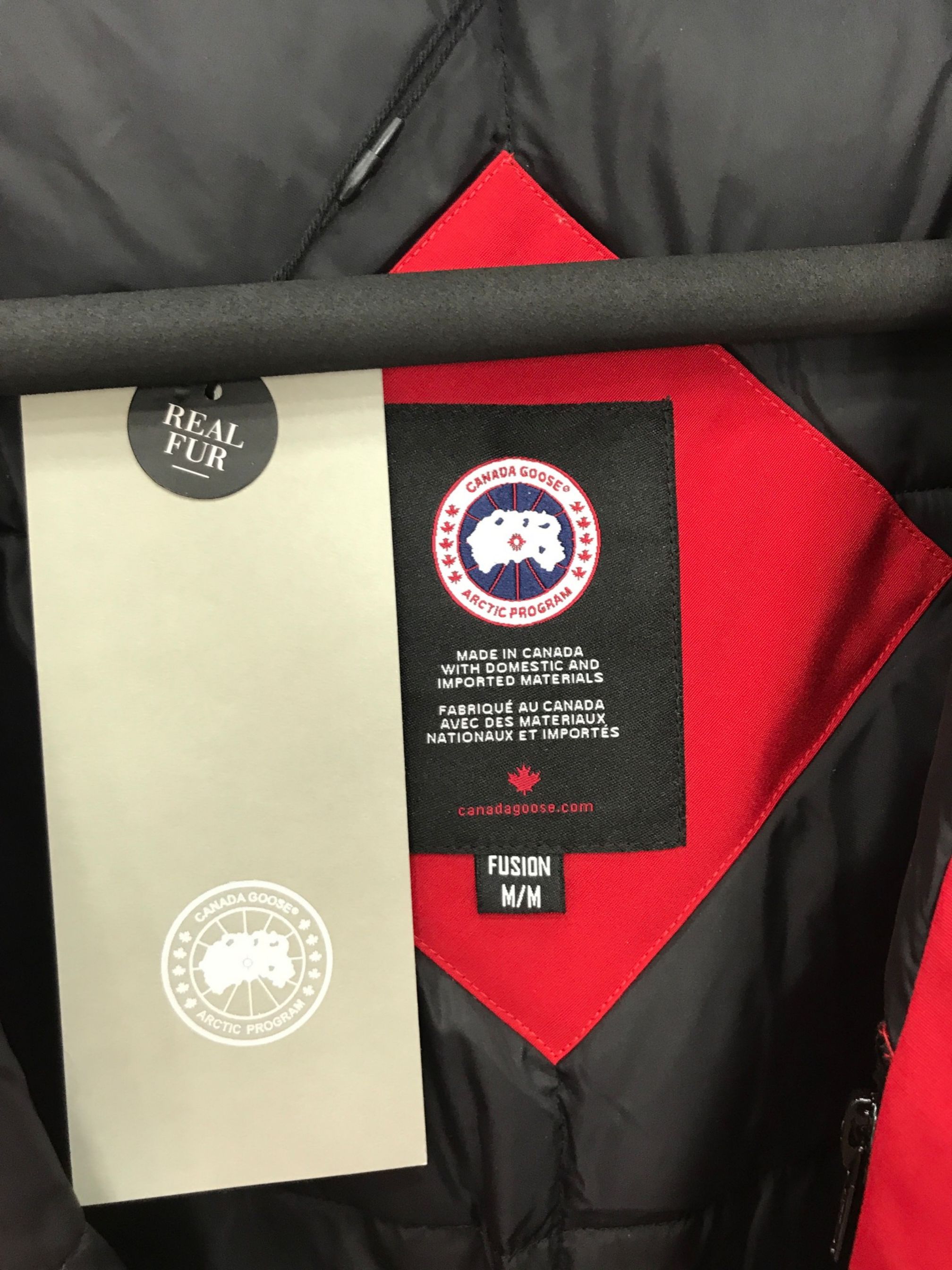 顶级过验版本🔥🔥全网最强🔥🔥先到先得 出厂价💰400
款式：🇨🇦🇨🇦CANADA GOOSE/12款/女款
颜色：红色
工厂直供:供应全球代购.微商.实体.天猫.高端档口以及工作室合作，可免费代发！
加拿大鹅Trillium Parka Women派克大衣“万人迷”12款女款，南北极科考队等都选择加拿大鹅作为御寒装，羽绒服界的劳斯莱斯。
➖ 行业领先防伪芯片感应。
➖ 进口百灵达绣花机定制绣花标，最高级别超行业领先。
➖ 进口韩国21支涤棉混纺原厂面料，TC85防水涂层面料，放水防风且耐磨。
➖ 新国标80白鸭绒平均充绒520克.充绒量行业级领先。
➖ 100%尼龙nylon里布双重双层封禁设计，防止跑绒，袖口无缝螺纹设计！
➖ 加拿大西部青狼毛领。
➖ 吉田YKK客供原厂定制电镀拉头，YKK双向可锁定拉链，紧实顺滑不掉漆。
➖ 3M复合魔术贴经久耐用，辅料五金全部拆版定做。
注:我们文案只有简单明了，与其想看吹嘘文案不如拿样对比了解。
只为最纯粹的大鹅，最专注·最专业·最高品质·最高性价比！
SIZE:S-XXL【附尺码表】