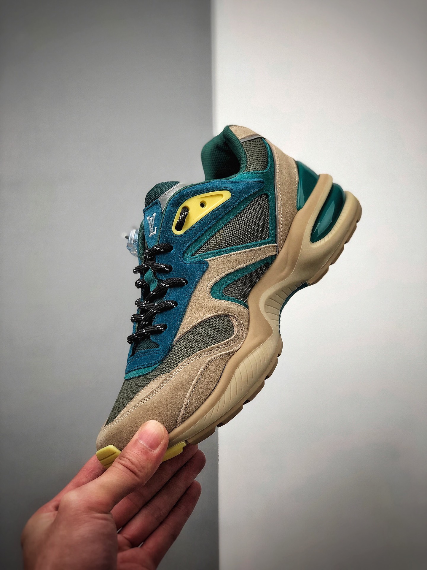 480  公司级LOUIS VUITTON  “LVARCHLIGHTSPORTY”出自男装艺术总监 Virgil Abloh之手的LV Trail 运动鞋