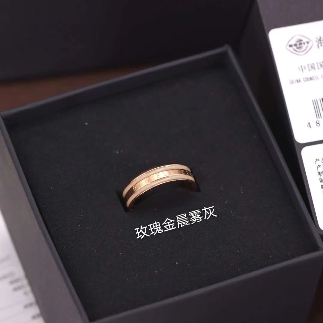 NO:101239,DW rubber drop couple ring, new classic combination, three colors available, simple and exquisite, freely matched. Number of codes: US code 6-11 is available in stock, DW, ring19860909DW滴胶情侣戒指 全新经典组合,三色可选 简约而又精致,随心搭配 码数:美码6-11有现货供应,DW,ring,Jewelry