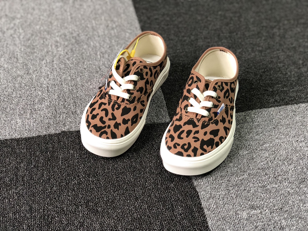 高端支线此次推出的是经典的vans Era豹纹版型,其穿着感舒适度轻便。这配色尽可驾驭任何服装搭配。 🌵Size:35-44不带半码