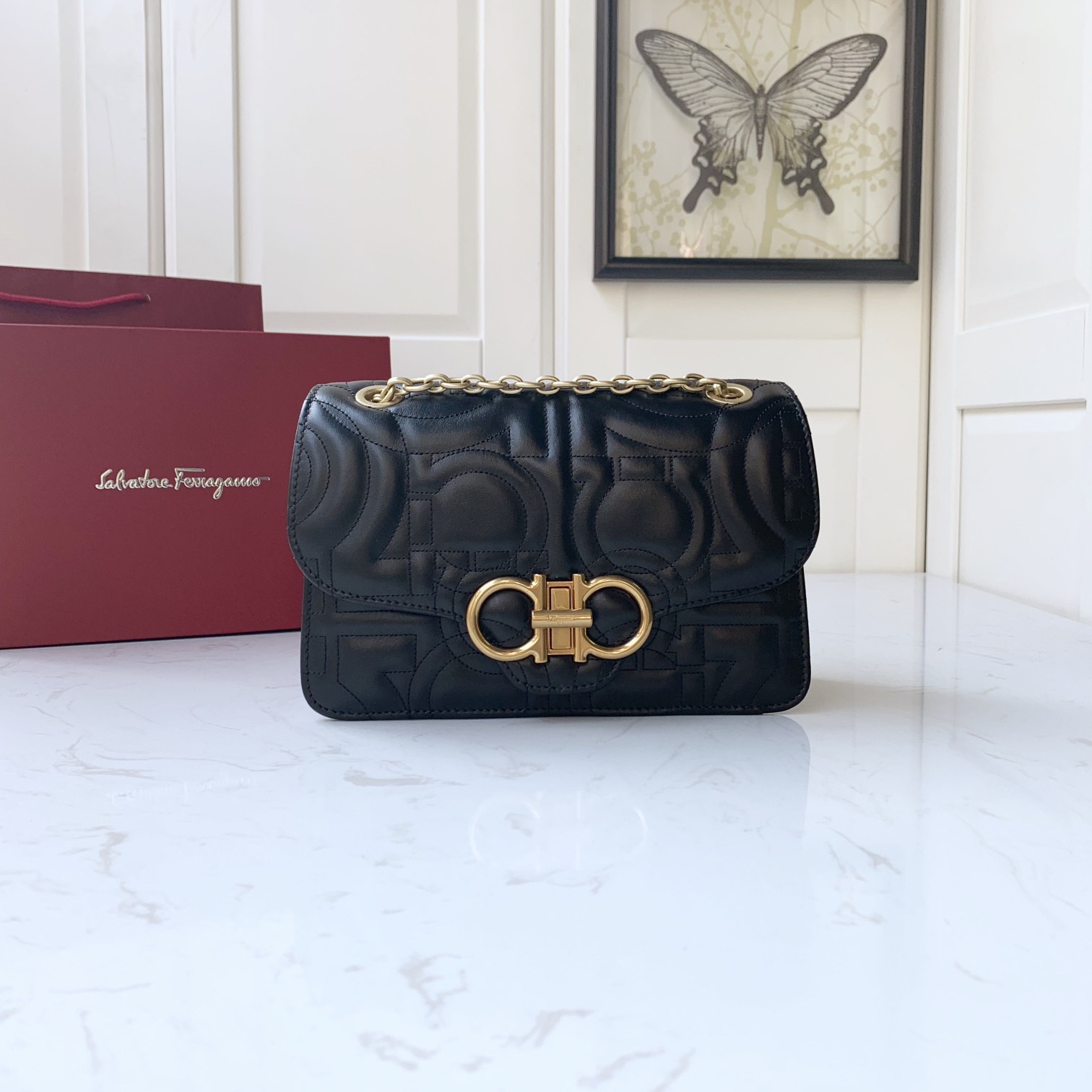 Ferragamo [Large Black]