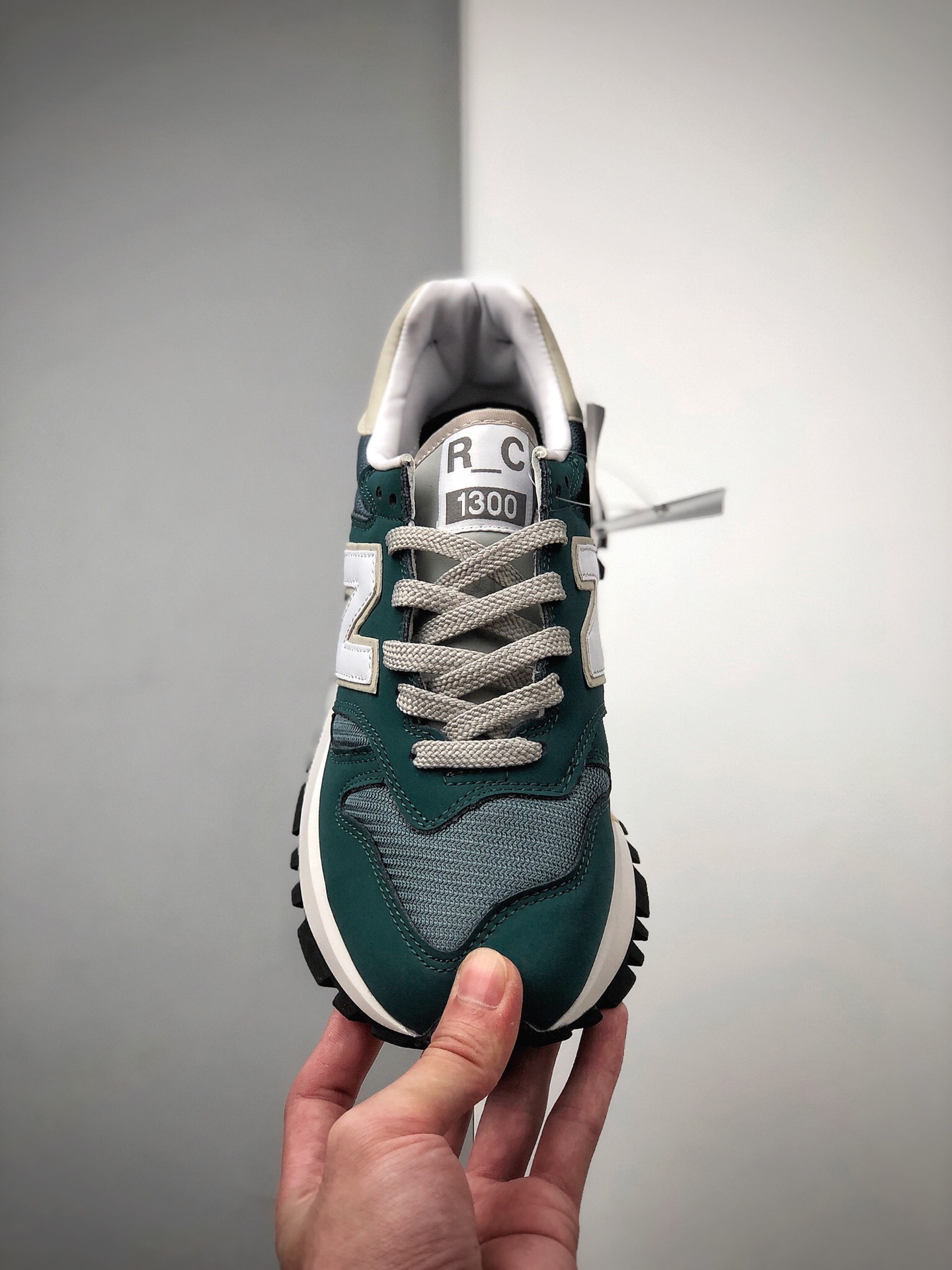 230 New Balance R_C1300 Surplus NB全新创作的 R_C1300 Surplus 鞋款WS1300BG