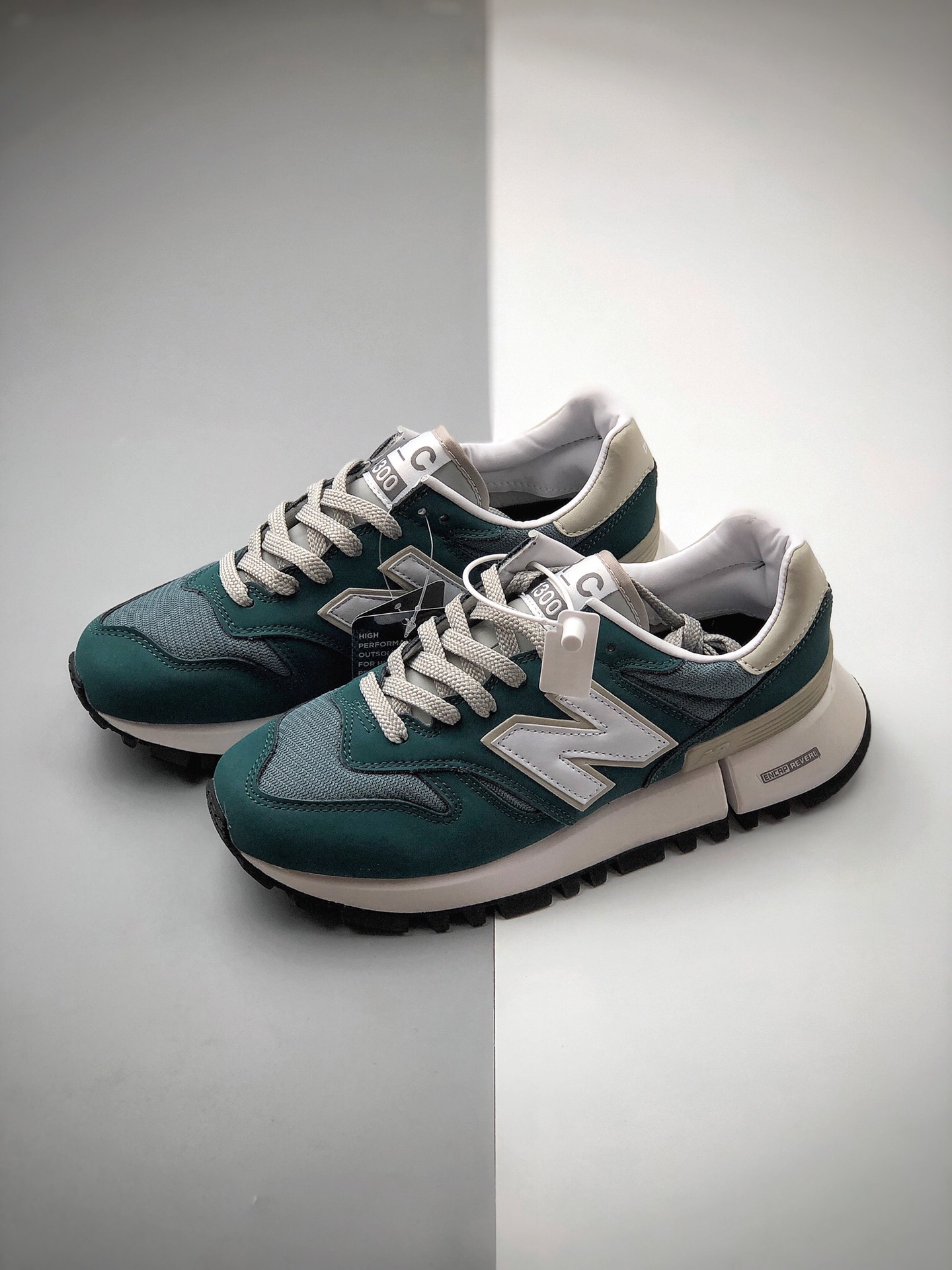 230 New Balance R_C1300 Surplus NB全新创作的 R_C1300 Surplus 鞋款WS1300BG