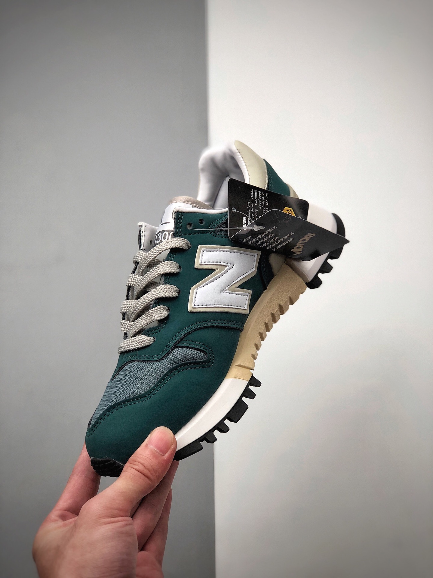 230 New Balance R_C1300 Surplus NB全新创作的 R_C1300 Surplus 鞋款WS1300BG