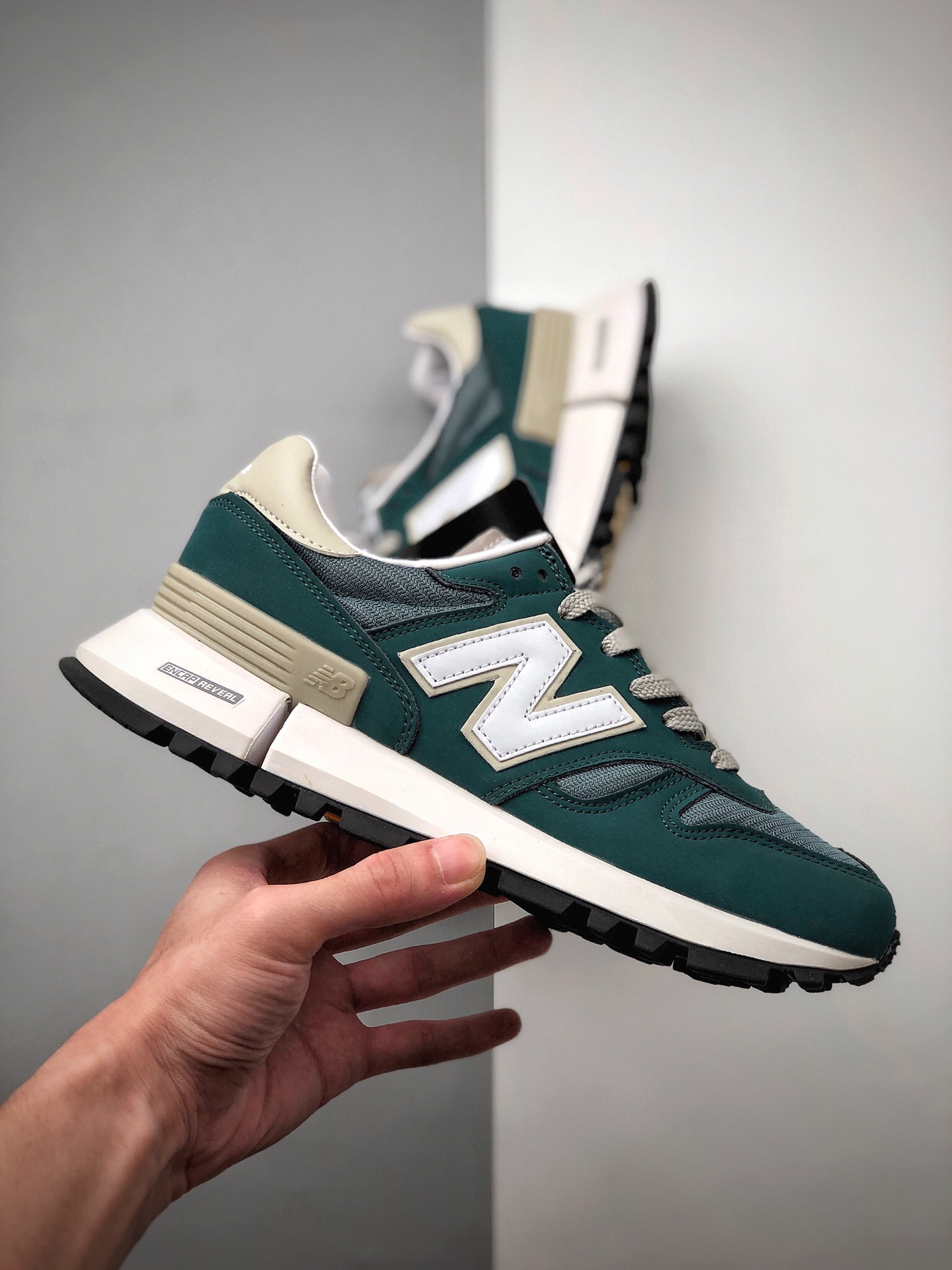 230 New Balance R_C1300 Surplus NB全新创作的 R_C1300 Surplus 鞋款WS1300BG