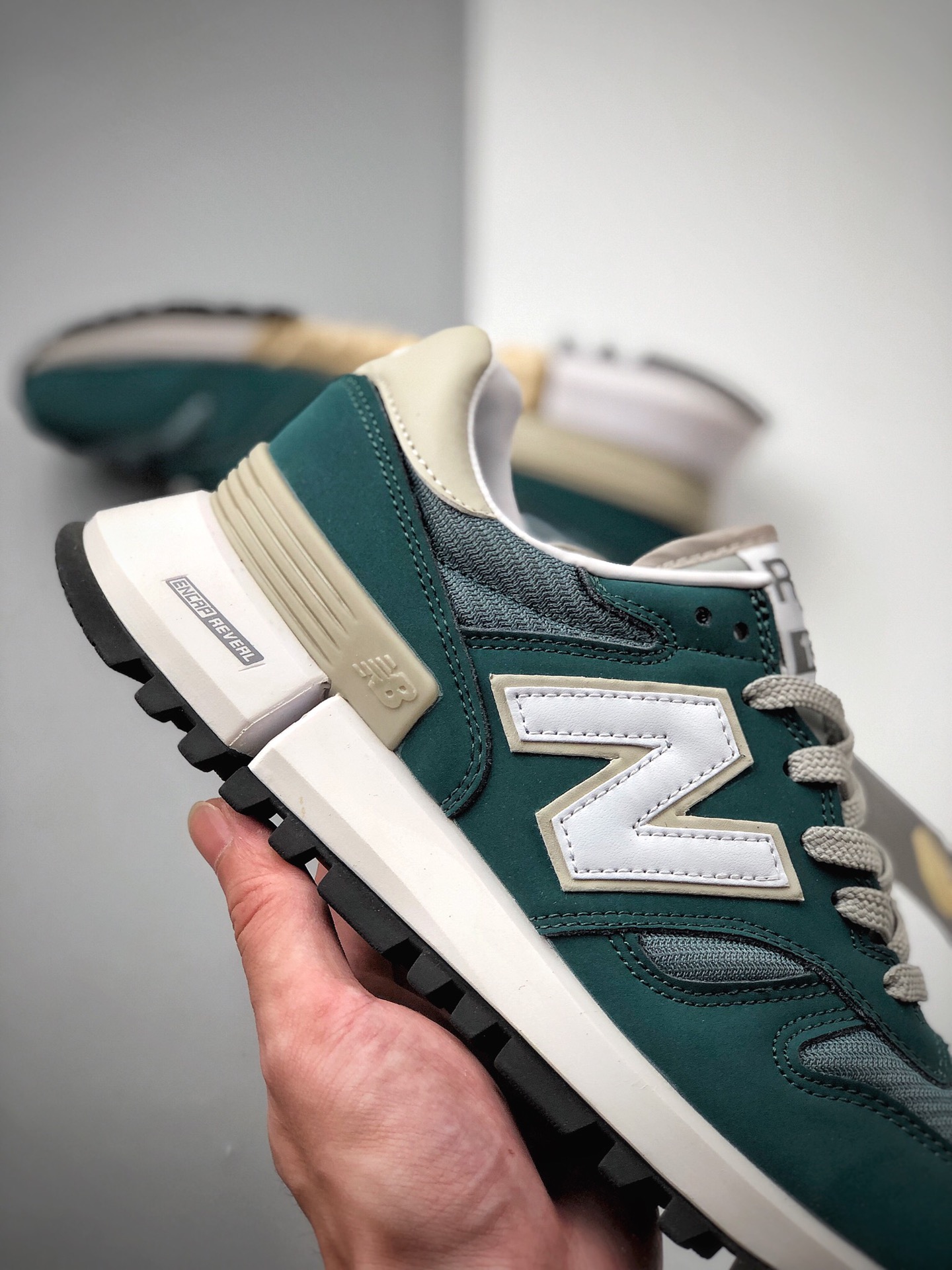 230 New Balance R_C1300 Surplus NB全新创作的 R_C1300 Surplus 鞋款WS1300BG