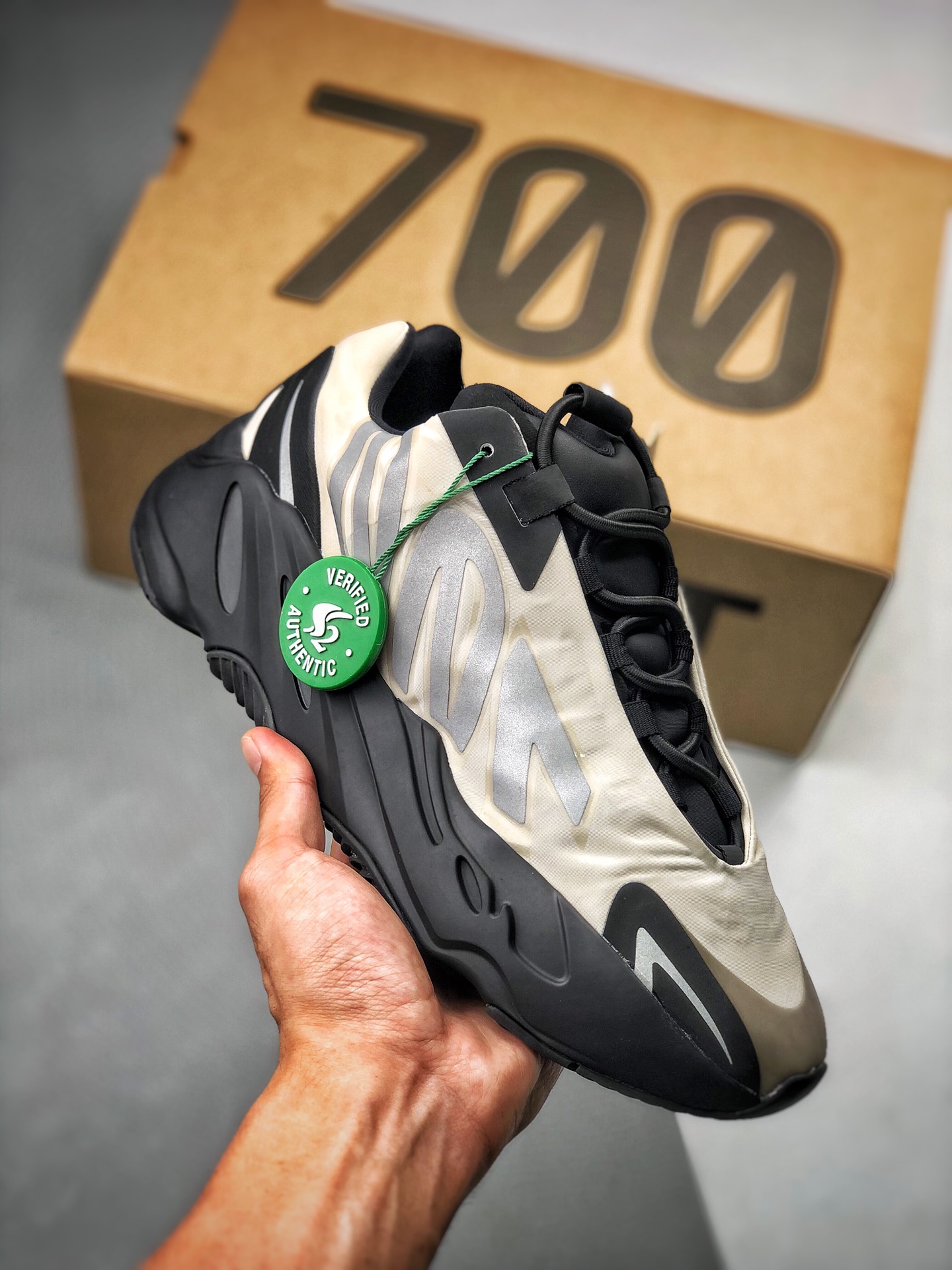 Apoyo al pago contra reembolso AD Yeezy Boost 700 MNVN Línea de producción S2 puramente original Blanco negro…
