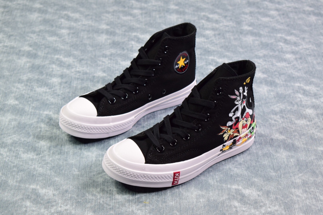 作私 Converse x Kith x Looney Tunes 基斯和鲁尼与匡威合作,与查克 · 泰勒 1970 合作,庆祝兔八哥 80 岁生日.这个模型的特点是不对称的设计,左边的鞋子带有一个 3D打印的多个鲁尼曲调,上部拉伸到硫化橡胶中底,右鞋描绘了一个联合品牌Kith x Looney Tunes标志.其他更新包括半透明外底,带有 “Just Us,Kith” 品牌,采用Looney Tunes字体,定制鞋垫,以及中底外侧前脚上的红色和黄色Kith标志.经典的Chuck Taylor 1970 设计元素得以保留,例如带有同色调金属孔眼的黑色帆布鞋面、内侧的CTAS标志贴片以及鞋跟上的CTAS牌照品牌. (36.5 37.5 39.5 41.5 42.5)