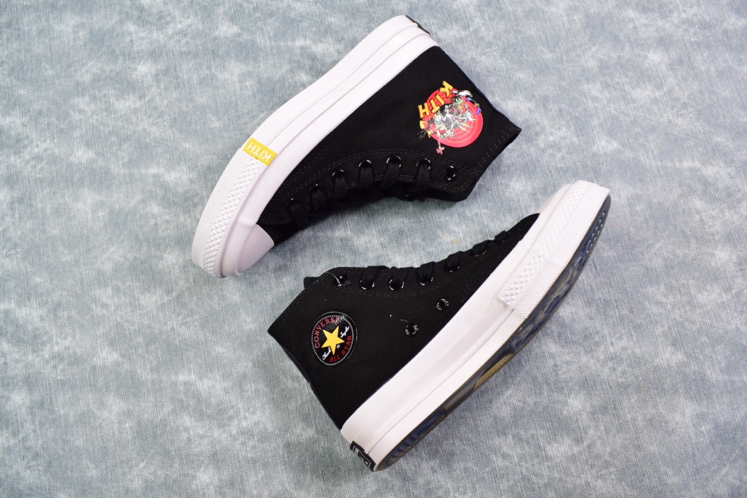 作私 Converse x Kith x Looney Tunes 基斯和鲁尼与匡威合作,与查克 · 泰勒 1970 合作,庆祝兔八哥 80 岁生日.这个模型的特点是不对称的设计,左边的鞋子带有一个 3D打印的多个鲁尼曲调,上部拉伸到硫化橡胶中底,右鞋描绘了一个联合品牌Kith x Looney Tunes标志.其他更新包括半透明外底,带有 “Just Us,Kith” 品牌,采用Looney Tunes字体,定制鞋垫,以及中底外侧前脚上的红色和黄色Kith标志.经典的Chuck Taylor 1970 设计元素得以保留,例如带有同色调金属孔眼的黑色帆布鞋面、内侧的CTAS标志贴片以及鞋跟上的CTAS牌照品牌. (36.5 37.5 39.5 41.5 42.5)