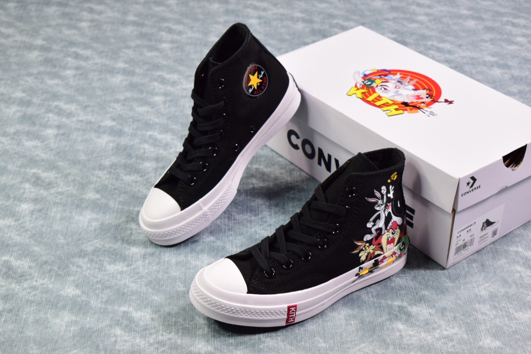 本地💰160  合作私
Converse x Kith x Looney Tunes 基斯和鲁尼与匡威合作，与查克 · 泰勒 1970 合作，庆祝兔八哥 80 岁生日。这个模型的特点是不对称的设计，左边的鞋子带有一个 3D打印的多个鲁尼曲调，上部拉伸到硫化橡胶中底，右鞋描绘了一个联合品牌Kith x Looney Tunes标志。其他更新包括半透明外底，带有 “Just Us，Kith” 品牌，采用Looney Tunes字体，定制鞋垫，以及中底外侧前脚上的红色和黄色Kith标志。经典的Chuck Taylor 1970 设计元素得以保留，例如带有同色调金属孔眼的黑色帆布鞋面、内侧的CTAS标志贴片以及鞋跟上的CTAS牌照品牌。
码数35-44（36.5 37.5 39.5 41.5 42.5）