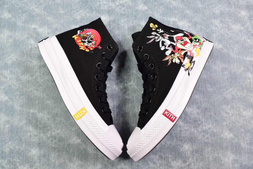 作私 Converse x Kith x Looney Tunes 基斯和鲁尼与匡威合作,与查克 · 泰勒 1970 合作,庆祝兔八哥 80 岁生日.这个模型的特点是不对称的设计,左边的鞋子带有一个 3D打印的多个鲁尼曲调,上部拉伸到硫化橡胶中底,右鞋描绘了一个联合品牌Kith x Looney Tunes标志.其他更新包括半透明外底,带有 “Just Us,Kith” 品牌,采用Looney Tunes字体,定制鞋垫,以及中底外侧前脚上的红色和黄色Kith标志.经典的Chuck Taylor 1970 设计元素得以保留,例如带有同色调金属孔眼的黑色帆布鞋面、内侧的CTAS标志贴片以及鞋跟上的CTAS牌照品牌. (36.5 37.5 39.5 41.5 42.5)