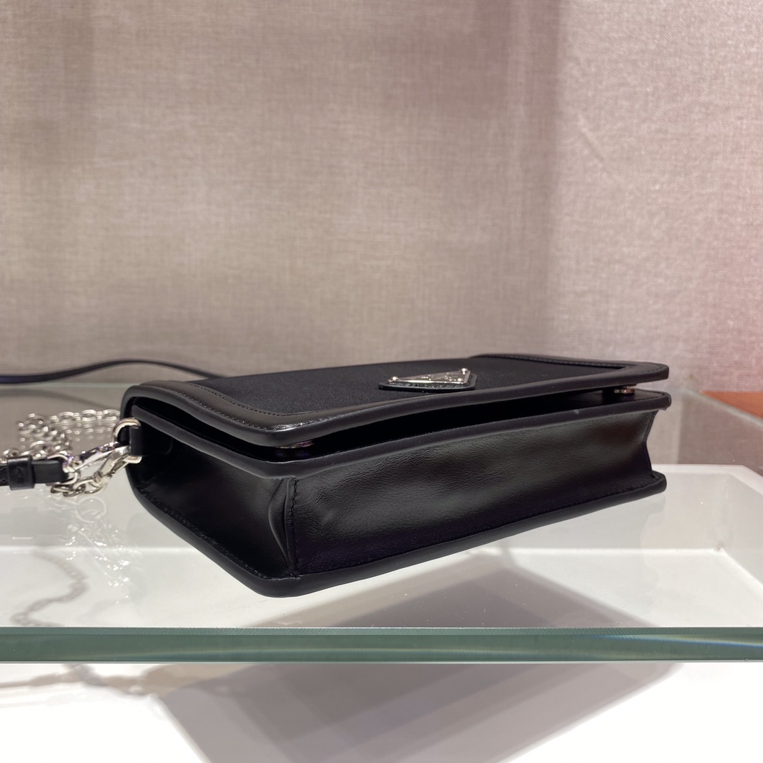 PRADA普拉达进口尼龙布料/进口小牛皮斜挎包1BP019