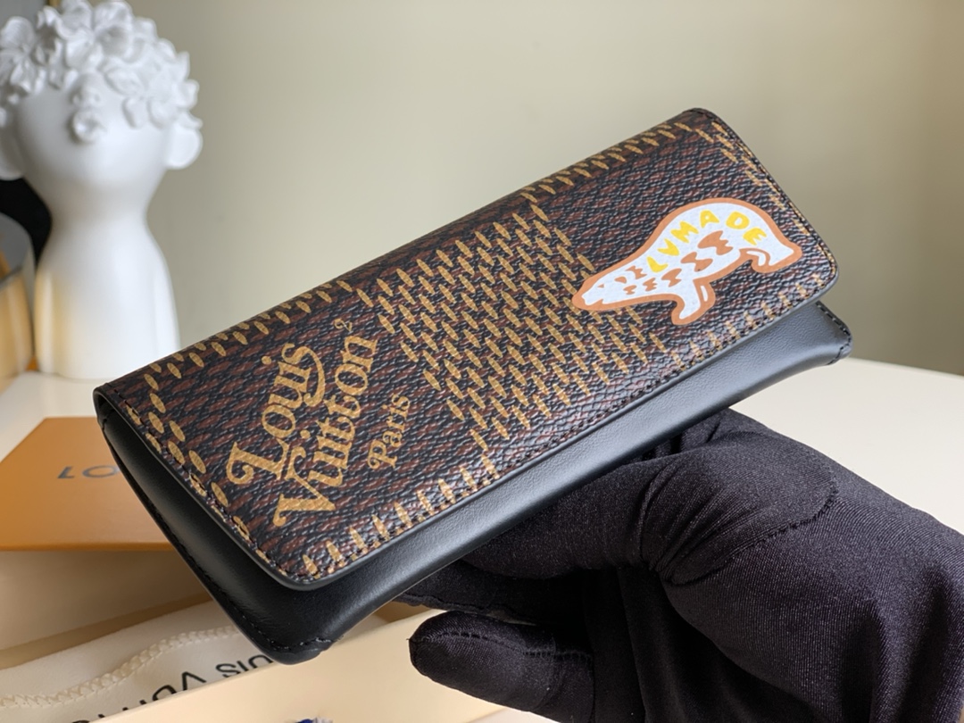 NO:396000,【Exclusive real photo M00289】Glasses case Red/Black flower / Yellow/Kegg Monogram canvas and VVN leather Emilie glasses case can protect precious sunglasses from scratches. The LV ring decoration on the zipper head adds the brand's signature fashion feature. A., LV [original leather], louis vuitton19860909【独家实拍M00289】眼镜盒 红色/ 黑花 / 黄色 / 克格 Monogram帆布与VVN皮革制作而成的Emilie眼镜盒能够保护贵重的太阳眼镜免遭刮擦.拉链头上的LV圆环装饰增添品牌标志性的时尚特色.A.,LV【原厂皮】,louis vuitton,Bag