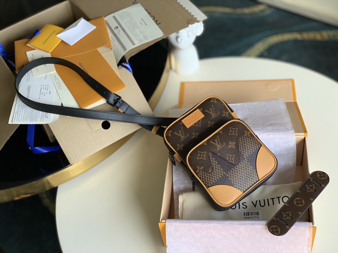 NO:396003,[Exclusive real shot N40379] New model is coming to NIGO cooperation series M55457 large square catwalk model camera chest bag, size 10.0 x 21.0 x 5.0 cm T.,LV [original leather],louis vuitton19860909【独家实拍N40379】新款来袭NIGO 合作系列 M55457 大方格 走秀款 相机包胸包,尺寸10.0 x 21.0 x 5.0 cm T.,LV【原厂皮】,louis vuitton,Bag