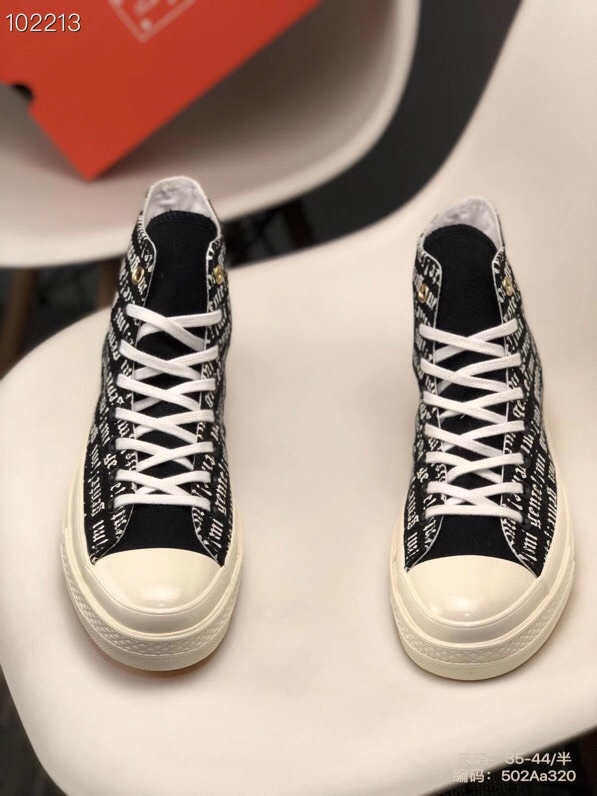 Converse x J Balvin、Willy William 西班牙乐队首度联名 通过环球唱片发行的单曲《Mi Gente》为主题，以1970为蓝本，鞋身采用3D黑白字母打印，满满的复刻回忆！ Size ：35 36 36.5 37 37.5 38 39.5 40 41 41.5 42 42.5 43 44