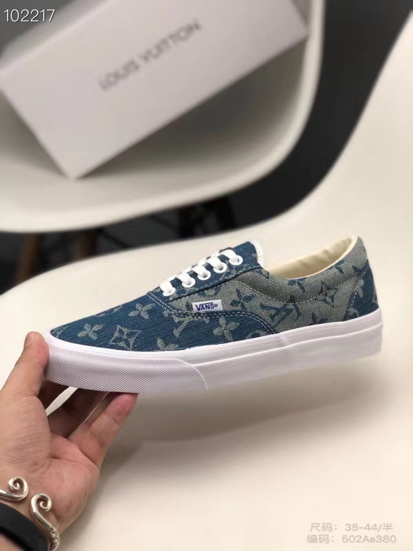 新款推荐 万斯Vans X LV 驴牌 联名新款
FK历史最强版本 公司货开模耗时研发 官方同步 市面顶级版本 高端正确品质独家出货  各方面做工细节完全区别市场版本 原版私模大底 细节质感 无可挑剔 区别市面错版 海淘代购版本！
独家开模外底嵌入胶内垫，硫化工艺 穿着舒适！！
工艺：硫化1：1（重量1：1 真标 原钢印 材质标 鞋型标 合格证）
Size：35 36 36.5 37 38 38.5 39 40 40.5 41 42 42.5 43 44
型号：LY07