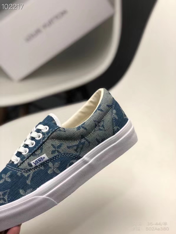 新款推荐 万斯Vans X LV 驴牌 联名新款
FK历史最强版本 公司货开模耗时研发 官方同步 市面顶级版本 高端正确品质独家出货  各方面做工细节完全区别市场版本 原版私模大底 细节质感 无可挑剔 区别市面错版 海淘代购版本！
独家开模外底嵌入胶内垫，硫化工艺 穿着舒适！！
工艺：硫化1：1（重量1：1 真标 原钢印 材质标 鞋型标 合格证）
Size：35 36 36.5 37 38 38.5 39 40 40.5 41 42 42.5 43 44
型号：LY07