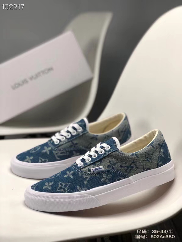 新款推荐 万斯Vans X LV 驴牌 联名新款
FK历史最强版本 公司货开模耗时研发 官方同步 市面顶级版本 高端正确品质独家出货  各方面做工细节完全区别市场版本 原版私模大底 细节质感 无可挑剔 区别市面错版 海淘代购版本！
独家开模外底嵌入胶内垫，硫化工艺 穿着舒适！！
工艺：硫化1：1（重量1：1 真标 原钢印 材质标 鞋型标 合格证）
Size：35 36 36.5 37 38 38.5 39 40 40.5 41 42 42.5 43 44
型号：LY07