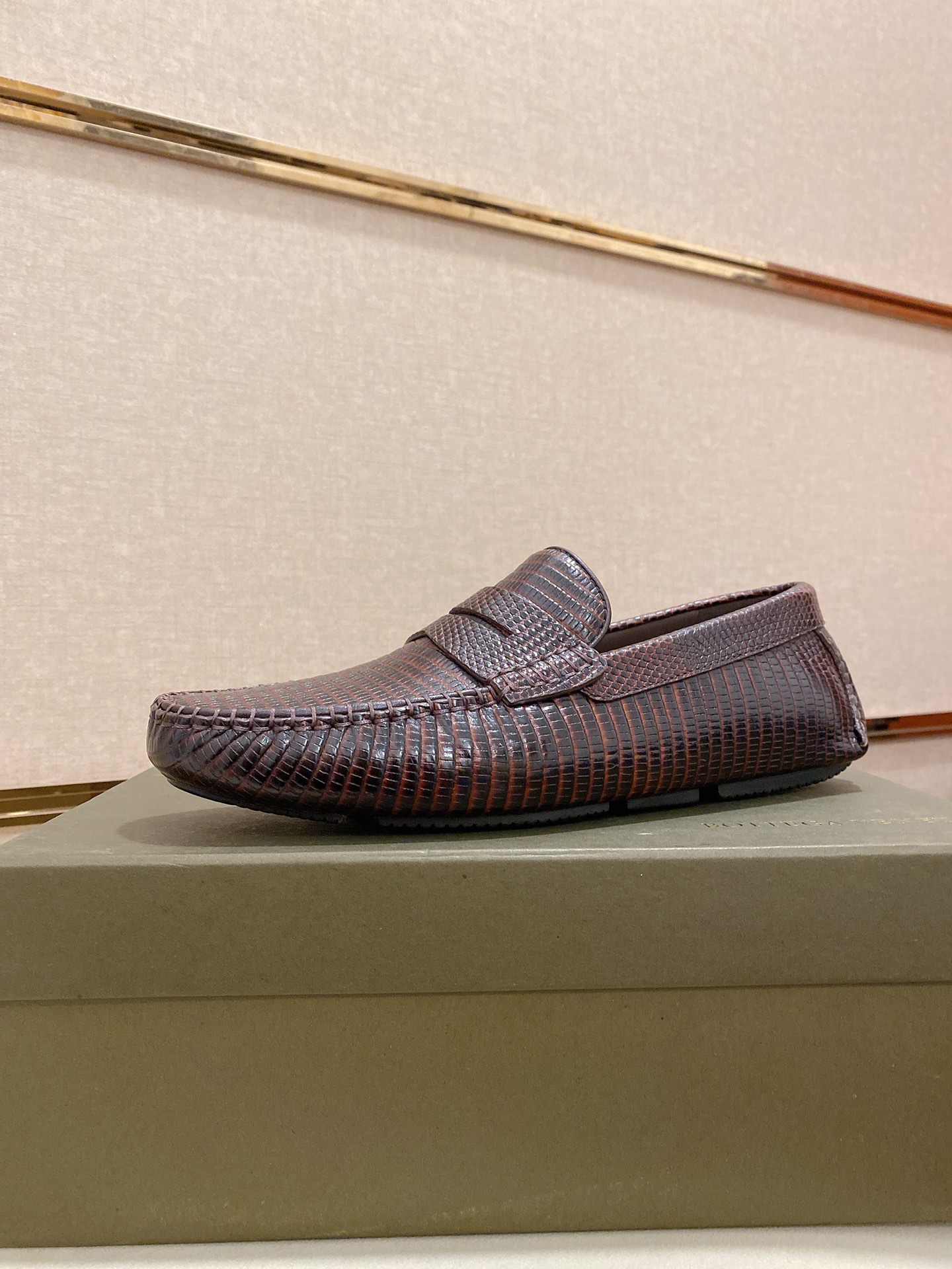 J0 牛里+牛垫Bottega Veneta 最新爆款‼️休闲男鞋 鞋面进口蛇纹头层牛皮➕全进口牛皮内里✔️做工精致、脚感极佳，特殊橡胶底✔️，炫酷时尚，最新流行、时尚大底、赶紧行动吧。