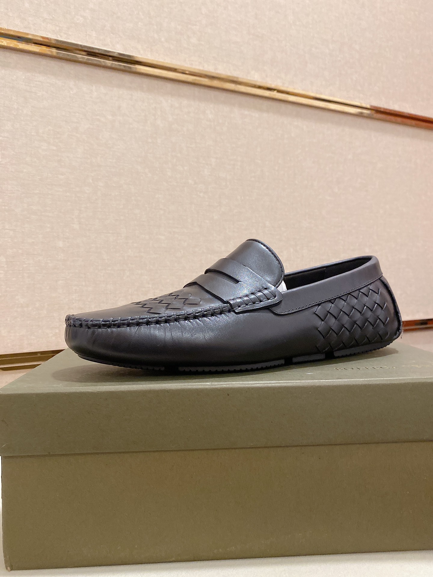 J0 牛里+牛垫Bottega Veneta 最新爆款‼️休闲男鞋 鞋面进口头层牛皮➕全进口牛皮内里✔️做工精致、脚感极佳，特殊橡胶底✔️，炫酷时尚，最新流行、时尚大底、赶紧行动吧。