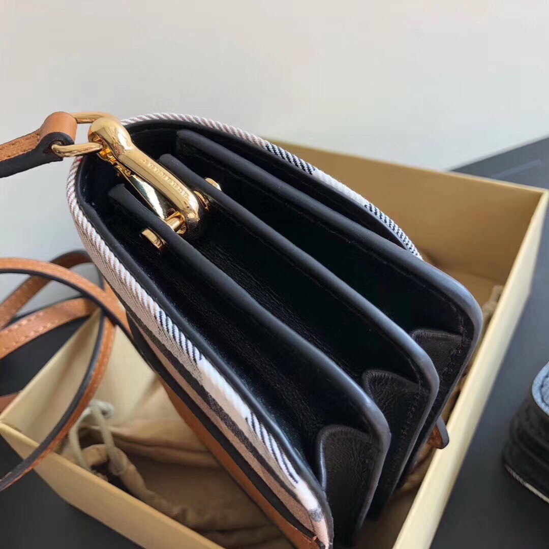 Roger Vivier 方扣风琴包）土黄