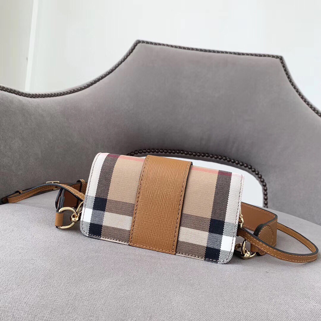 Roger Vivier 方扣风琴包）土黄