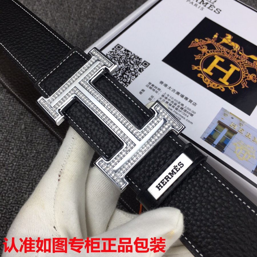 品牌：爱马仕.HERMES✈️pyjdle型号：原单！认准专柜正品包装等级：意大利进口百分百头层牛皮，HERMES.爱马仕，世界著名奢侈品品牌，经典荔枝纹系列，双面荔枝纹，双面可用，进口头层牛皮，国外专柜有同款。双排钻，镶钻钢扣，金色银色✨时尚又不失优雅。夏天高调炫出来吧，西裤牛仔裤任意搭配，永不掉色，背面logo清晰可见  材料： 意大利进口原版牛皮，原版皮 雕花钢扣。百搭西裤牛仔裤，时尚大牌。实物更靓⚡️专柜