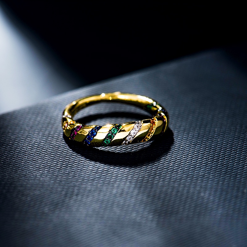 💰80 高品质❗Apm monaco11月新款弯曲彩纹戒指！神秘部落的复古华丽感，奢华且小浮夸的气质，爱不释手的黄金色搭配彩钻的设计，鲜艳的色彩适合给每天沉闷的行程加一些亮点～码数678