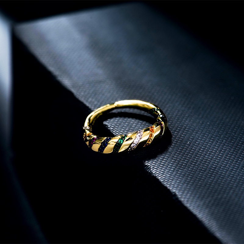 💰80 高品质❗Apm monaco11月新款弯曲彩纹戒指！神秘部落的复古华丽感，奢华且小浮夸的气质，爱不释手的黄金色搭配彩钻的设计，鲜艳的色彩适合给每天沉闷的行程加一些亮点～码数678