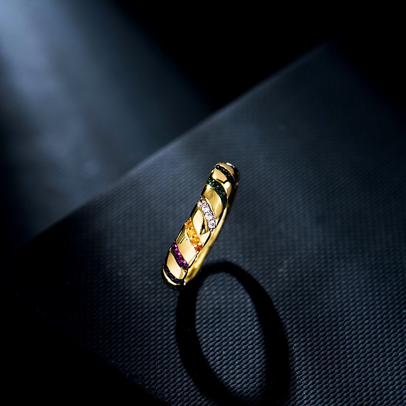 💰80 高品质❗Apm monaco11月新款弯曲彩纹戒指！神秘部落的复古华丽感，奢华且小浮夸的气质，爱不释手的黄金色搭配彩钻的设计，鲜艳的色彩适合给每天沉闷的行程加一些亮点～码数678