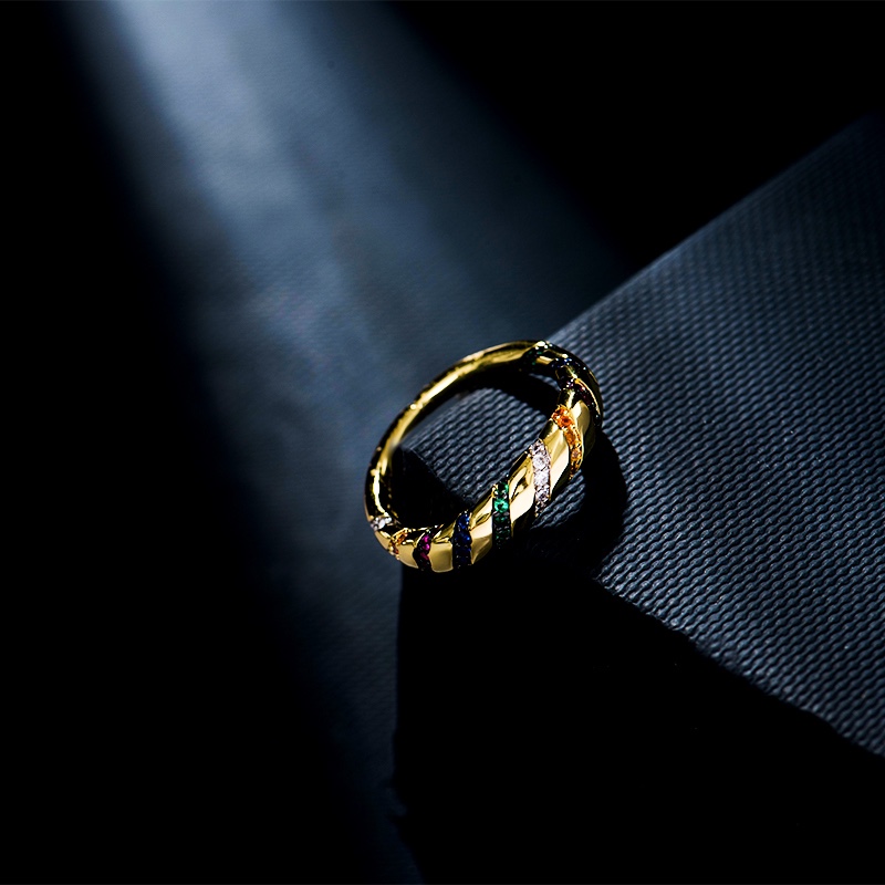 💰80 高品质❗Apm monaco11月新款弯曲彩纹戒指！神秘部落的复古华丽感，奢华且小浮夸的气质，爱不释手的黄金色搭配彩钻的设计，鲜艳的色彩适合给每天沉闷的行程加一些亮点～码数678