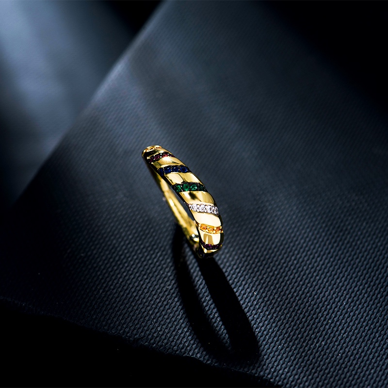 💰80 高品质❗Apm monaco11月新款弯曲彩纹戒指！神秘部落的复古华丽感，奢华且小浮夸的气质，爱不释手的黄金色搭配彩钻的设计，鲜艳的色彩适合给每天沉闷的行程加一些亮点～码数678