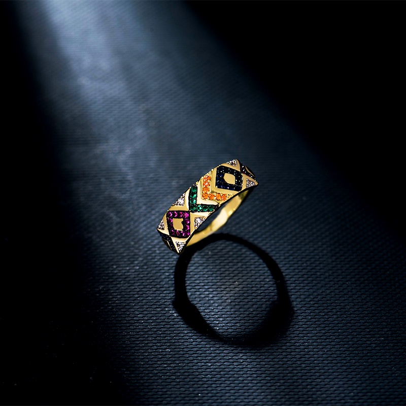 💰80 高品质❗Apm monaco11月新款彩纹半宽戒指！神秘部落的复古华丽感，奢华且小浮夸的气质，爱不释手的黄金色搭配彩钻的设计，鲜艳的色彩适合给每天沉闷的行程加一些亮点～码数678