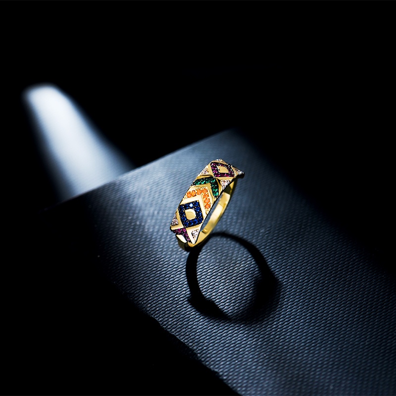 💰80 高品质❗Apm monaco11月新款彩纹半宽戒指！神秘部落的复古华丽感，奢华且小浮夸的气质，爱不释手的黄金色搭配彩钻的设计，鲜艳的色彩适合给每天沉闷的行程加一些亮点～码数678