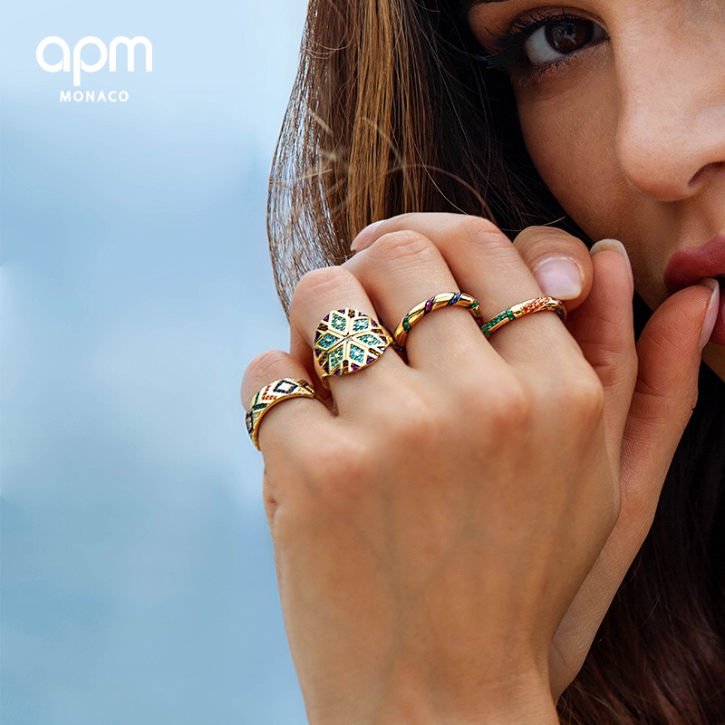 💰80 高品质❗Apm monaco11月新款彩纹半宽戒指！神秘部落的复古华丽感，奢华且小浮夸的气质，爱不释手的黄金色搭配彩钻的设计，鲜艳的色彩适合给每天沉闷的行程加一些亮点～码数678