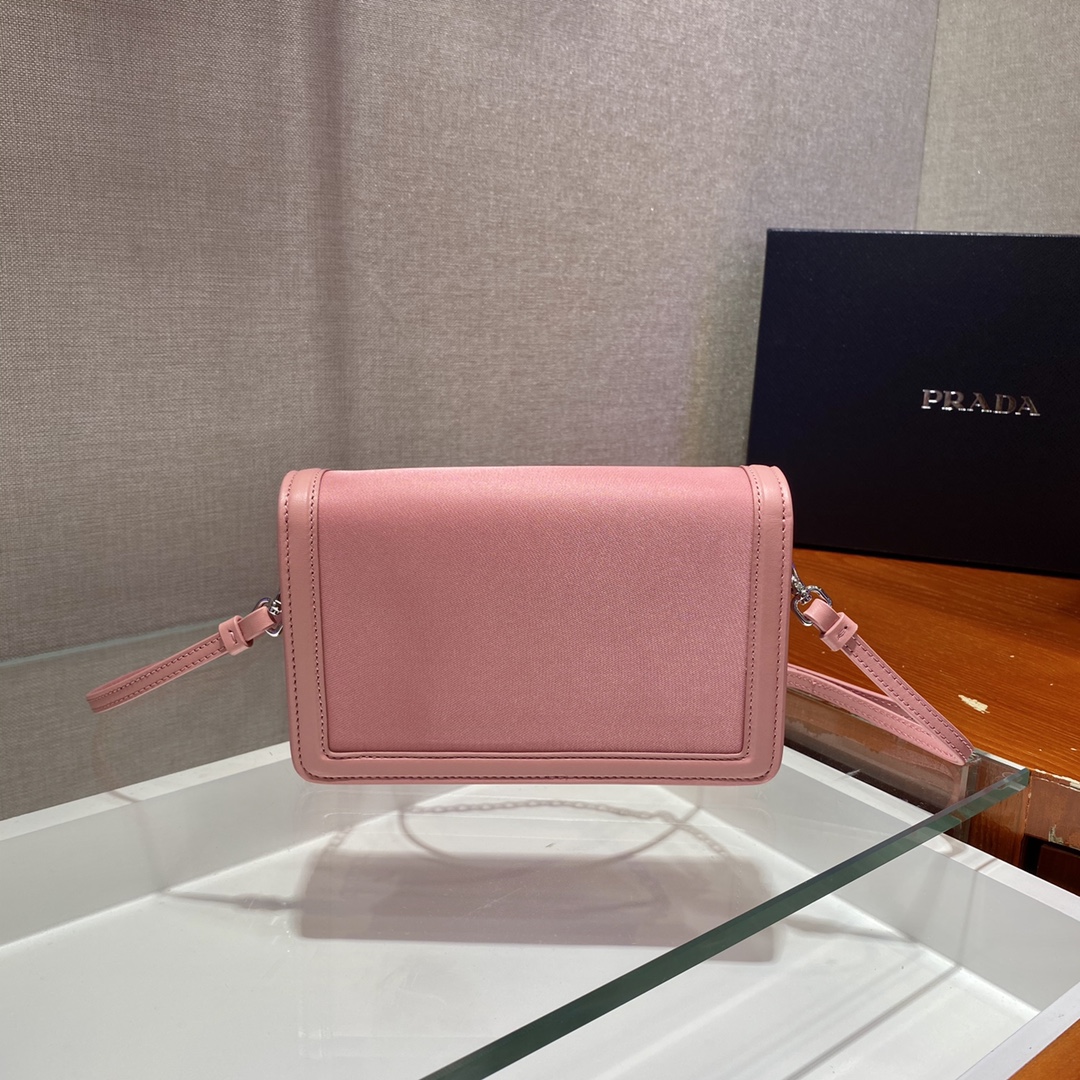 PRADA普拉达进口尼龙布料/进口小牛皮斜挎包1BP019