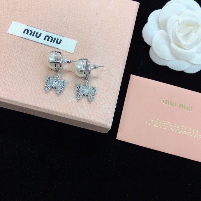 NO:103826,Miumiu Paris show's latest bow stud earrings. The entire show is full of authentic Swarovski crystal accessories, details, proportions, sizes, tans, perfect replica, Miumiu, miumiu, swarovski, earrings19860909miumiu 巴黎秀场最新款蝴蝶结耳钉耳环,整个秀场下来都是这款耳钉一致正品施华洛世奇水晶配件,细节,比例,尺寸大小,无异于Zp,完美复刻,Miumiu,miumiu,swarovski,earrings,Jewelry