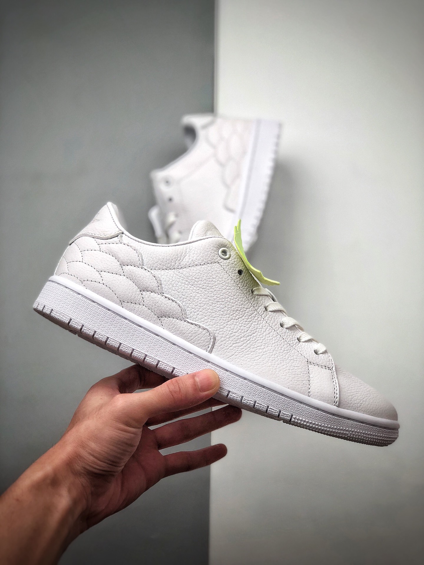 250 头层荔枝小牛皮 Air Jordan 1 Low Centre Court” 此前一直都是作为乔丹本人专属CK3022-111
