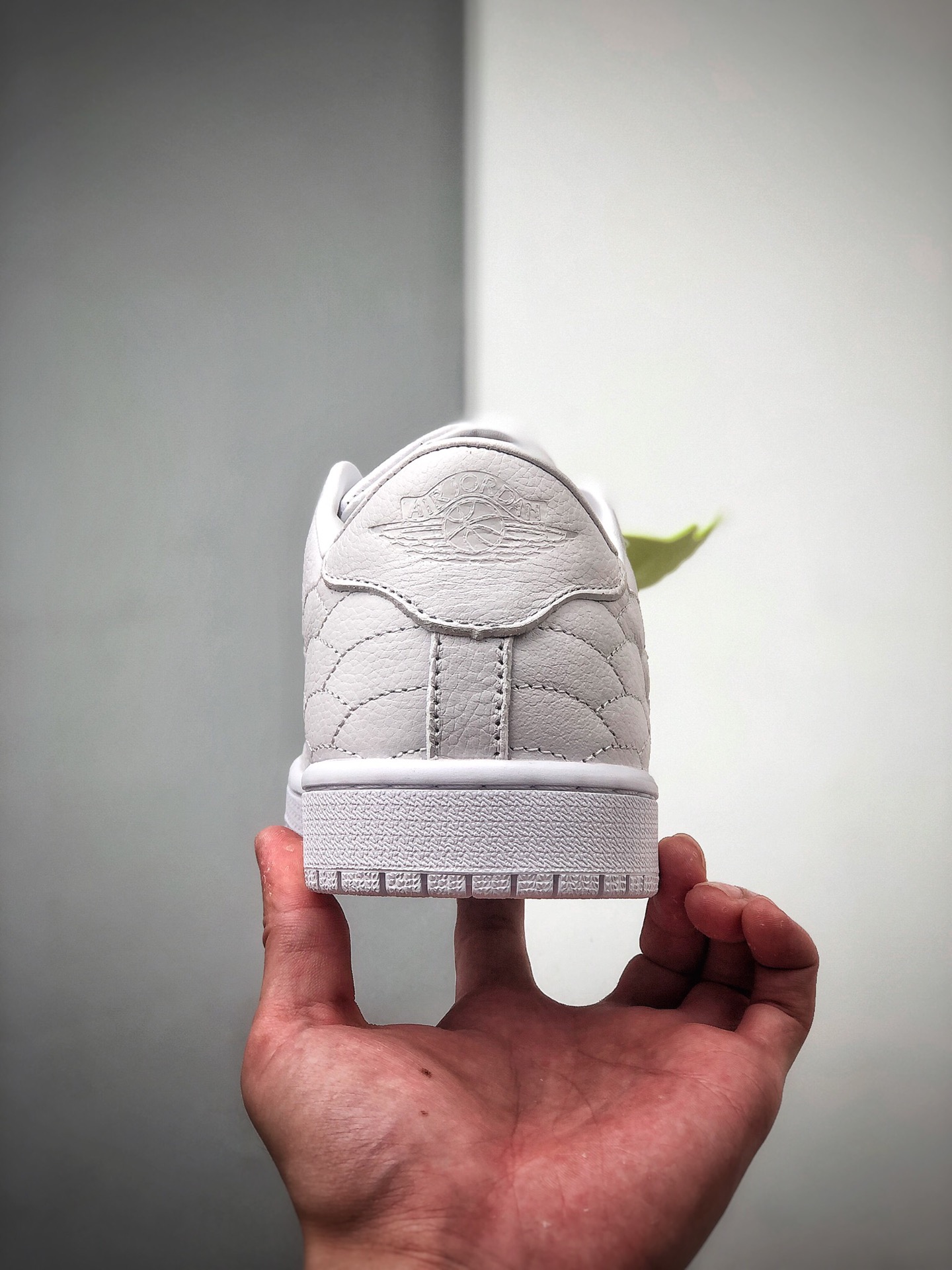 250 头层荔枝小牛皮 Air Jordan 1 Low Centre Court” 此前一直都是作为乔丹本人专属CK3022-111
