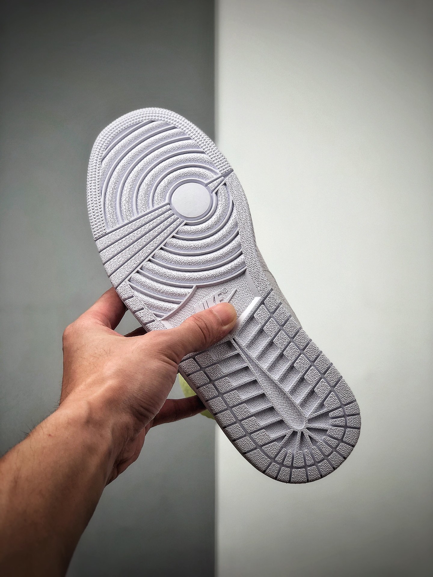 250 头层荔枝小牛皮 Air Jordan 1 Low Centre Court” 此前一直都是作为乔丹本人专属CK3022-111