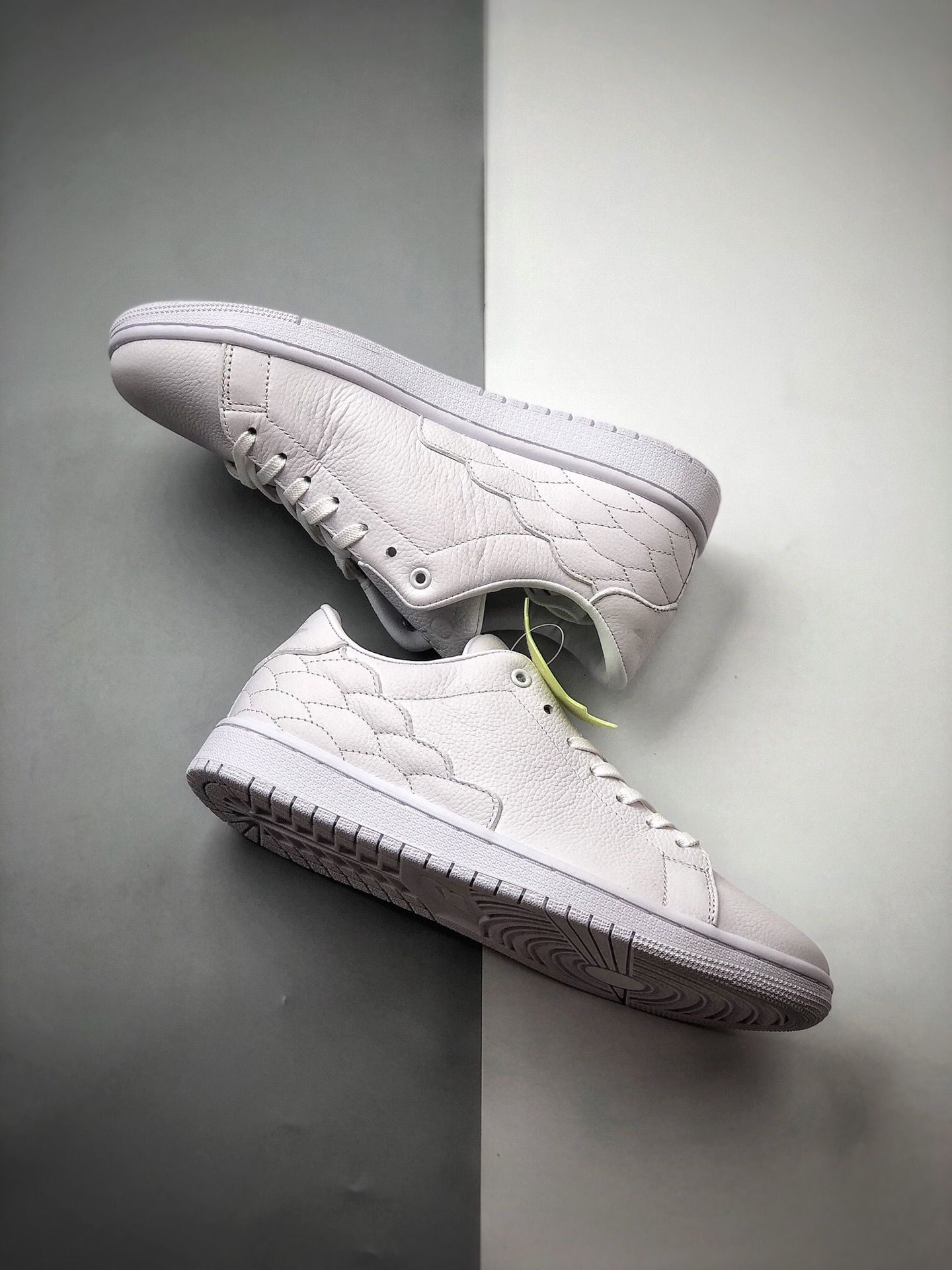 250 头层荔枝小牛皮 Air Jordan 1 Low Centre Court” 此前一直都是作为乔丹本人专属CK3022-111