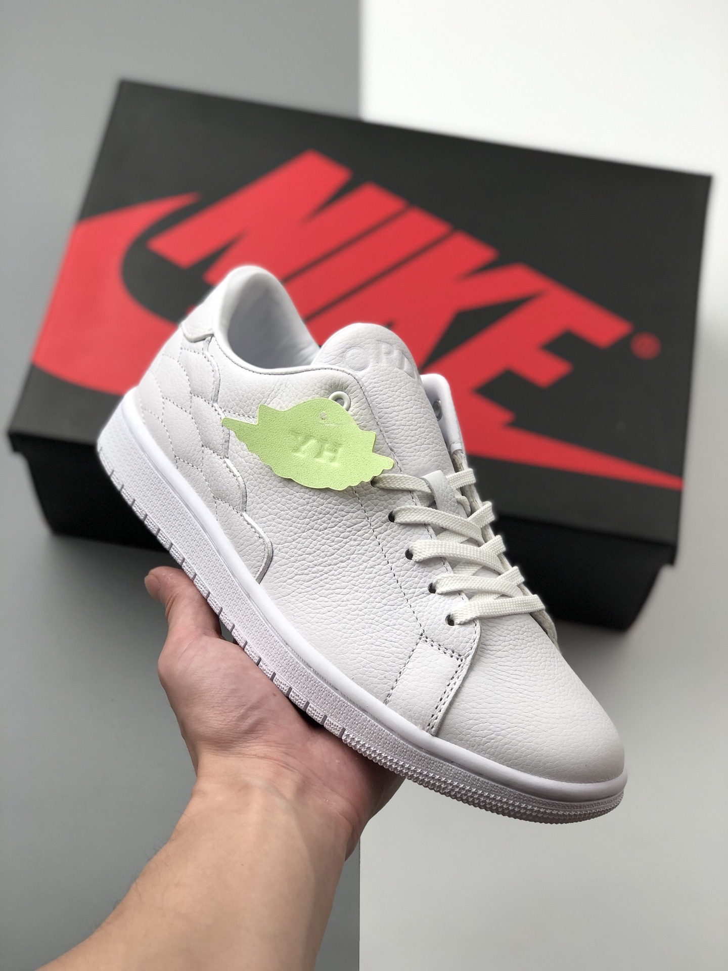 250 头层荔枝小牛皮 Air Jordan 1 Low Centre Court” 此前一直都是作为乔丹本人专属CK3022-111