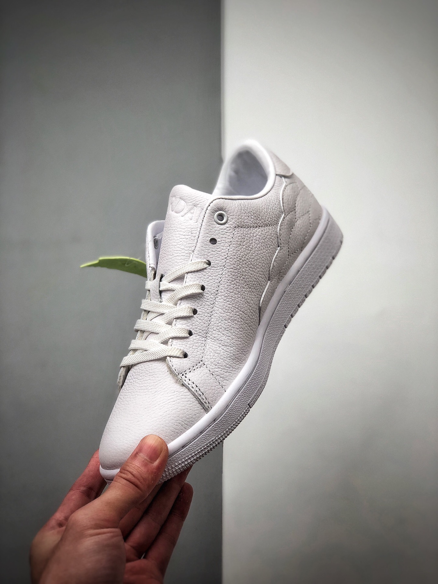 250 头层荔枝小牛皮 Air Jordan 1 Low Centre Court” 此前一直都是作为乔丹本人专属CK3022-111